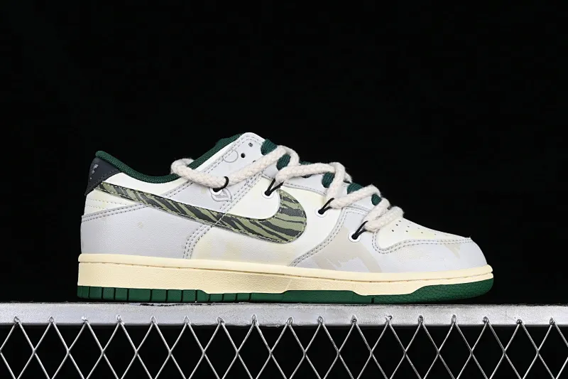 All Categories Nk SB Dunk Series Nk SB Dunk Low Low-top Sneakers Nk Dunk Low Panda Prank-Hip-hop Theme Ghost Face Sea SB Strap Low-top Casual Sneakers DD1391-300